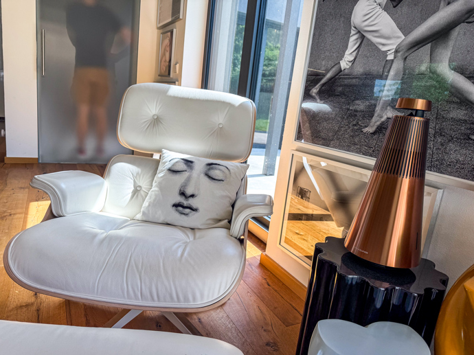 Víkendový dům Tomáše Třeštíka: Bílé stěny u něj nemají šanci. Interiér zaplnily fotografie, design i půlka pouťové labutě Víkendový dům Tomáše Třeštíka: Bílé stěny u něj nemají šanci. Interiér zaplnily fotografie, design i půlka pouťové labutě