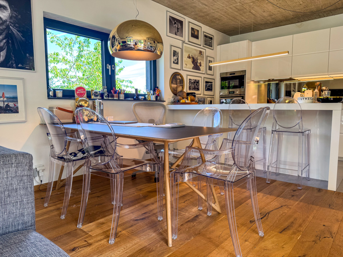 Víkendový dům Tomáše Třeštíka: Bílé stěny u něj nemají šanci. Interiér zaplnily fotografie, design i půlka pouťové labutě Víkendový dům Tomáše Třeštíka: Bílé stěny u něj nemají šanci. Interiér zaplnily fotografie, design i půlka pouťové labutě