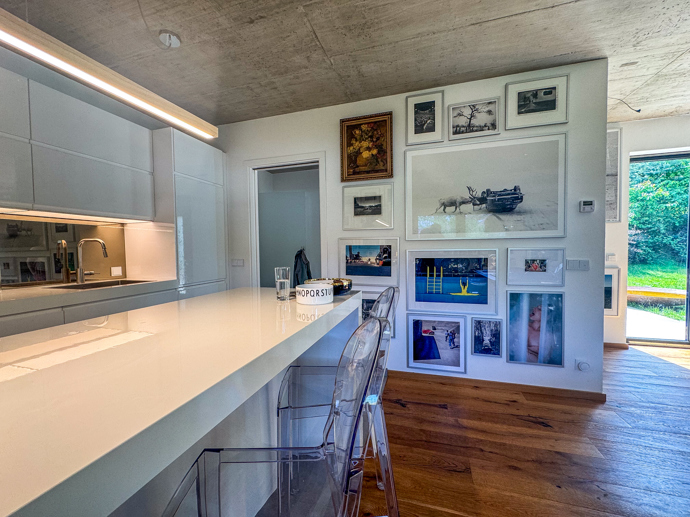 Víkendový dům Tomáše Třeštíka: Bílé stěny u něj nemají šanci. Interiér zaplnily fotografie, design i půlka pouťové labutě Víkendový dům Tomáše Třeštíka: Bílé stěny u něj nemají šanci. Interiér zaplnily fotografie, design i půlka pouťové labutě