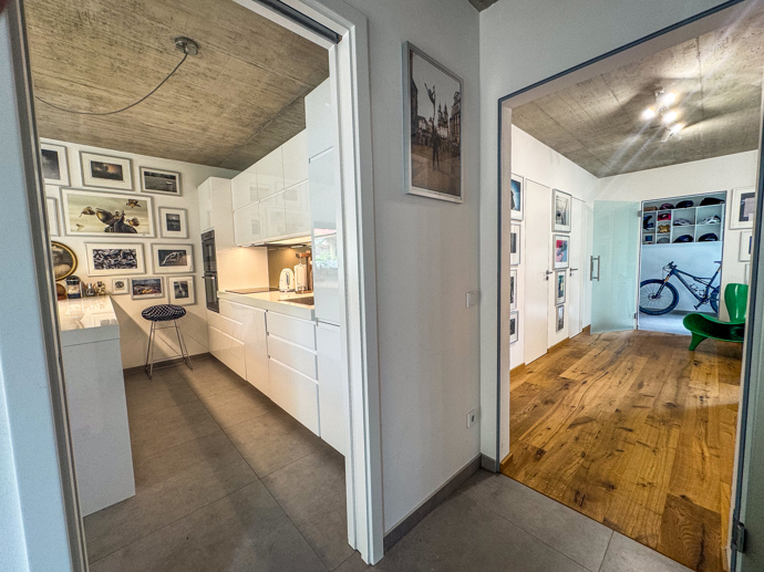 Víkendový dům Tomáše Třeštíka: Bílé stěny u něj nemají šanci. Interiér zaplnily fotografie, design i půlka pouťové labutě Víkendový dům Tomáše Třeštíka: Bílé stěny u něj nemají šanci. Interiér zaplnily fotografie, design i půlka pouťové labutě