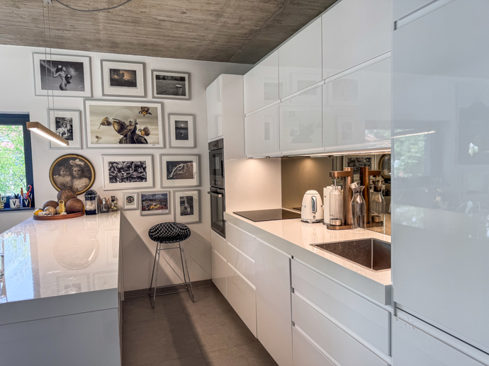 Víkendový dům Tomáše Třeštíka: Bílé stěny u něj nemají šanci. Interiér zaplnily fotografie, design i půlka pouťové labutě Víkendový dům Tomáše Třeštíka: Bílé stěny u něj nemají šanci. Interiér zaplnily fotografie, design i půlka pouťové labutě