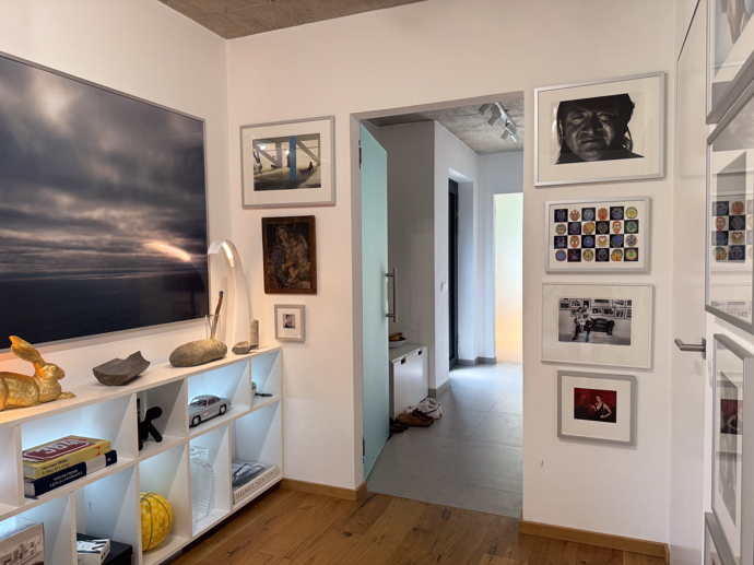 Víkendový dům Tomáše Třeštíka: Bílé stěny u něj nemají šanci. Interiér zaplnily fotografie, design i půlka pouťové labutě Víkendový dům Tomáše Třeštíka: Bílé stěny u něj nemají šanci. Interiér zaplnily fotografie, design i půlka pouťové labutě