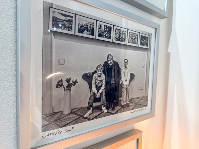 Víkendový dům Tomáše Třeštíka: Bílé stěny u něj nemají šanci. Interiér zaplnily fotografie, design i půlka pouťové labutě Víkendový dům Tomáše Třeštíka: Bílé stěny u něj nemají šanci. Interiér zaplnily fotografie, design i půlka pouťové labutě