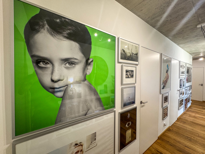 Víkendový dům Tomáše Třeštíka: Bílé stěny u něj nemají šanci. Interiér zaplnily fotografie, design i půlka pouťové labutě Víkendový dům Tomáše Třeštíka: Bílé stěny u něj nemají šanci. Interiér zaplnily fotografie, design i půlka pouťové labutě