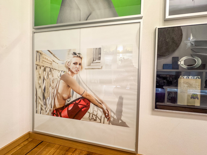 Víkendový dům Tomáše Třeštíka: Bílé stěny u něj nemají šanci. Interiér zaplnily fotografie, design i půlka pouťové labutě Víkendový dům Tomáše Třeštíka: Bílé stěny u něj nemají šanci. Interiér zaplnily fotografie, design i půlka pouťové labutě