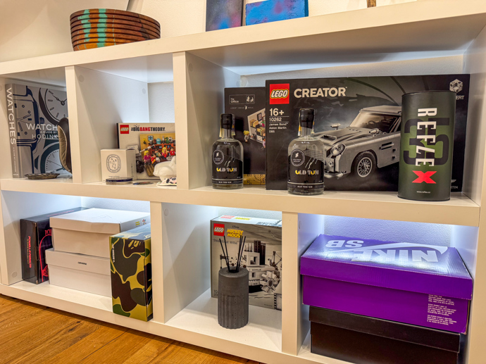 Víkendový dům Tomáše Třeštíka: Bílé stěny u něj nemají šanci. Interiér zaplnily fotografie, design i půlka pouťové labutě Víkendový dům Tomáše Třeštíka: Bílé stěny u něj nemají šanci. Interiér zaplnily fotografie, design i půlka pouťové labutě