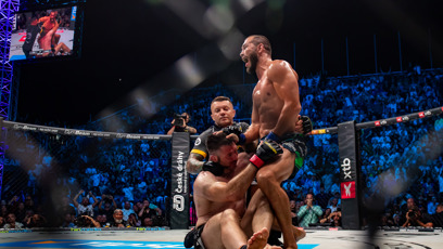 FOTO: Muradov po neuvěřitelném obratu slaví zisk titulu, zatímco Fleury se zrovna probírá.