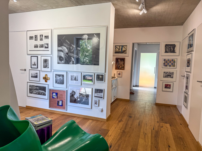 Víkendový dům Tomáše Třeštíka: Bílé stěny u něj nemají šanci. Interiér zaplnily fotografie, design i půlka pouťové labutě Víkendový dům Tomáše Třeštíka: Bílé stěny u něj nemají šanci. Interiér zaplnily fotografie, design i půlka pouťové labutě