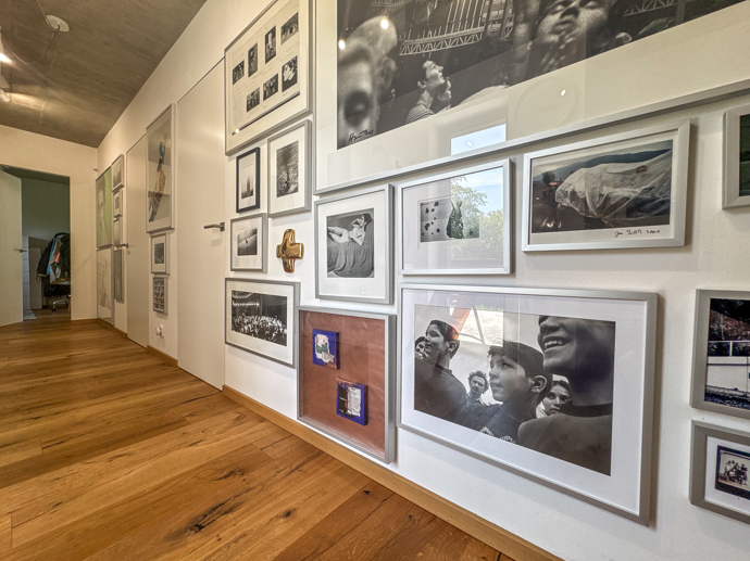 Víkendový dům Tomáše Třeštíka: Bílé stěny u něj nemají šanci. Interiér zaplnily fotografie, design i půlka pouťové labutě Víkendový dům Tomáše Třeštíka: Bílé stěny u něj nemají šanci. Interiér zaplnily fotografie, design i půlka pouťové labutě