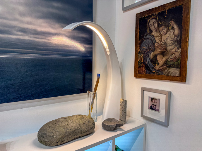 Víkendový dům Tomáše Třeštíka: Bílé stěny u něj nemají šanci. Interiér zaplnily fotografie, design i půlka pouťové labutě Víkendový dům Tomáše Třeštíka: Bílé stěny u něj nemají šanci. Interiér zaplnily fotografie, design i půlka pouťové labutě
