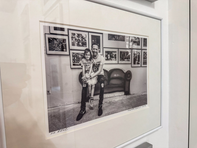 Víkendový dům Tomáše Třeštíka: Bílé stěny u něj nemají šanci. Interiér zaplnily fotografie, design i půlka pouťové labutě Víkendový dům Tomáše Třeštíka: Bílé stěny u něj nemají šanci. Interiér zaplnily fotografie, design i půlka pouťové labutě