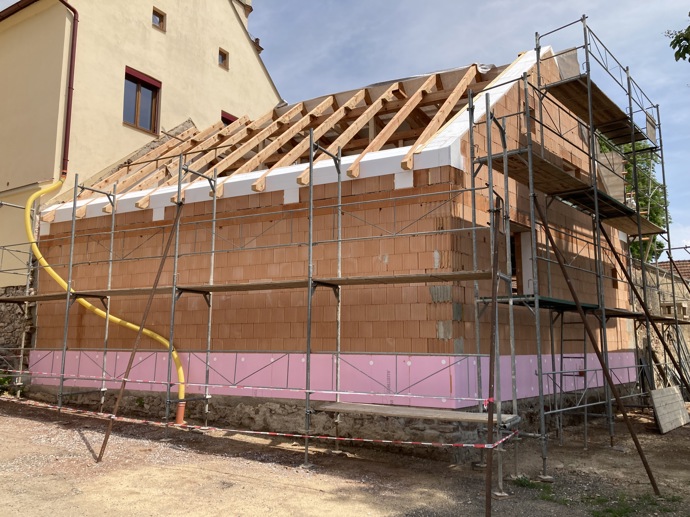Jak přidat současnost ke staré architektuře? Zámek v Kroměříži a fara v Tišnově ukazují dvě různé cesty 