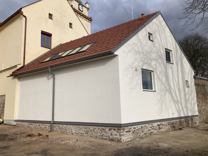 Jak přidat současnost ke staré architektuře? Zámek v Kroměříži a fara v Tišnově ukazují dvě různé cesty 