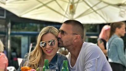 FOTO: Kateřina Kristelová stojí za svým mužem.