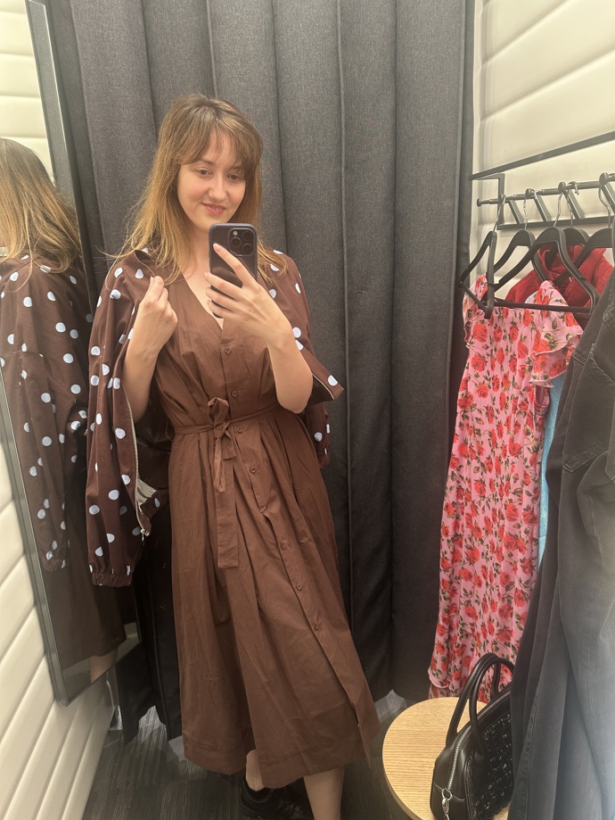 Omrknout slevy v obchodech vyrazila také módní redaktorka Monika. Ta nejprve sáhla po bavlněných košilových midi šatech s páskem za 259 Kč z Reserved, které budou sedět každému typu postavy. Jejich univerzální odstín se dá kombinovat jak v létě se zlatými doplňky, tak na podzim třeba s tímto trendy puntíkovaným bomberem z aktuální kolekce 