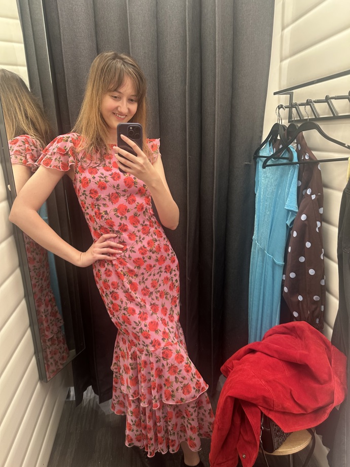 Módní redaktorce Monice v Reserved padly do oka i tyto šaty s něžnými volánky a romantickým květinovým potiskem za 359 Kč.