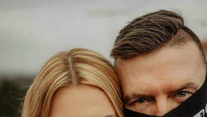 FOTO: Kateřina Kristelová stojí za svým mužem.