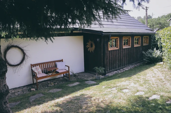 Objevujte Vysočinu z poloroubenky Pod Buchtou, která jako by vypadla z některé z tradičních českých pohádek Objevujte Vysočinu z poloroubenky Pod Buchtou, která jako by vypadla z některé z tradičních českých pohádek