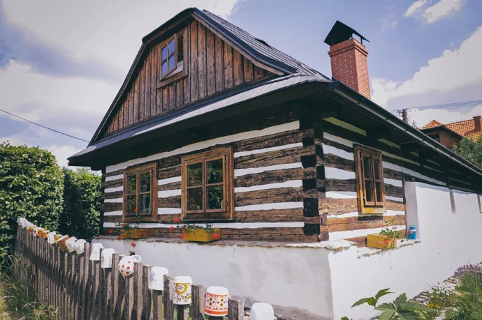 Objevujte Vysočinu z poloroubenky Pod Buchtou, která jako by vypadla z některé z tradičních českých pohádek Objevujte Vysočinu z poloroubenky Pod Buchtou, která jako by vypadla z některé z tradičních českých pohádek