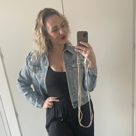 Po světlé barvě přišla na řadu i černá a zatím to bylo jen občasné zakopnutí, když si Kristina obula otevřené boty.