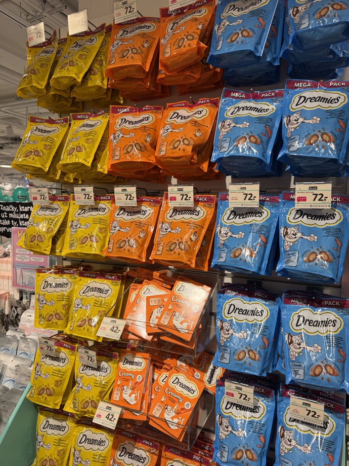 Například velké balení pamlsků pro kočky mívá v supermarketech cenovku nad 100 korun, tady bude vždy výhodnější.