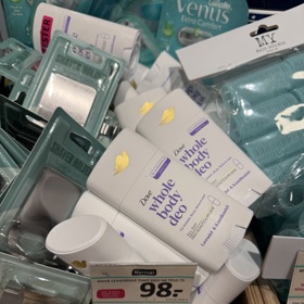 Tento celotělový deodorant od Dove vás také vyjde levněji, cena v drogeriích se pohybuje mezi 129 - 159 korunami.