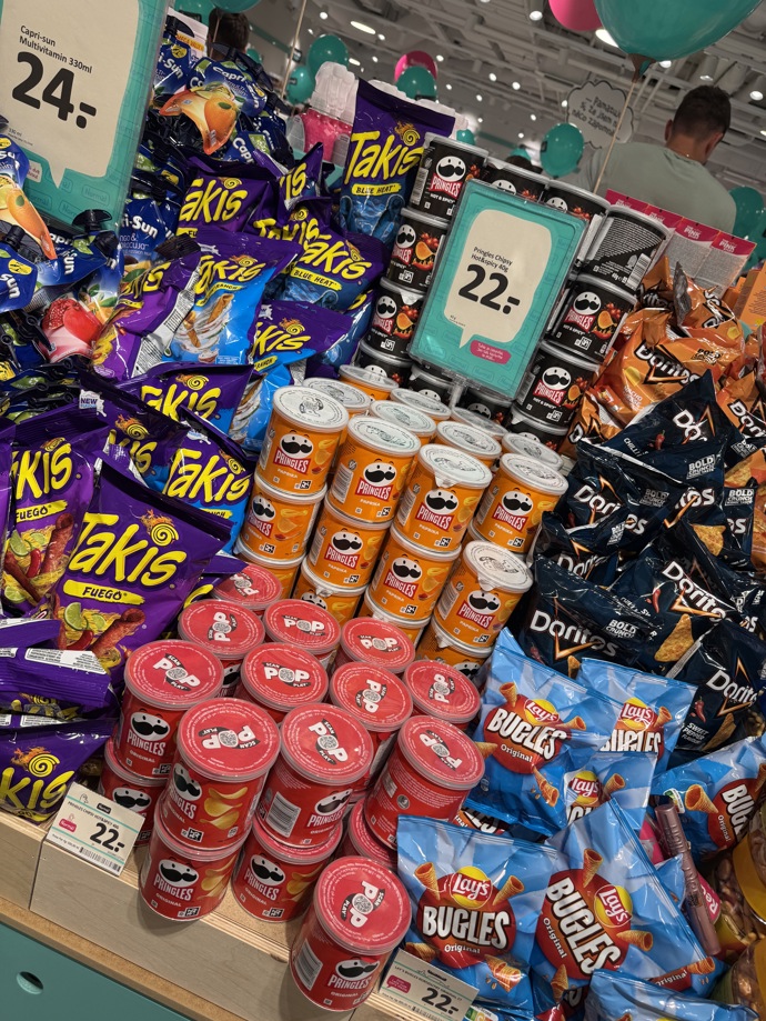 Tady už přecházíme do sekce laskomin. Například Pringlesky za 22 Kč jsou lehce výhodnější než v klasických supermarketech, tam stojí 30 korun. 