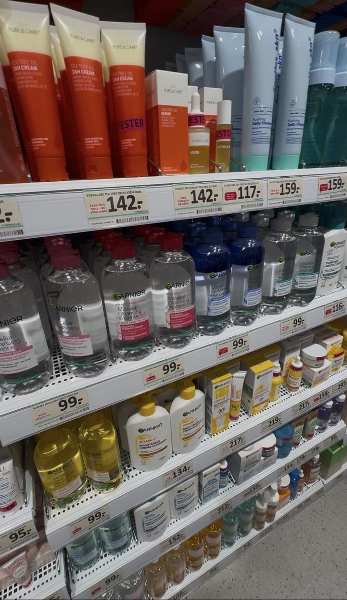 Na snímku najdete více cen, ale tady jsem se zaměřila na micelární vody od Garnieru, které v drogeriích koupíte za totožnou cenu. Výhodnější tak bude nějaká akční nabídka, které se v drogeriích často objevují.
