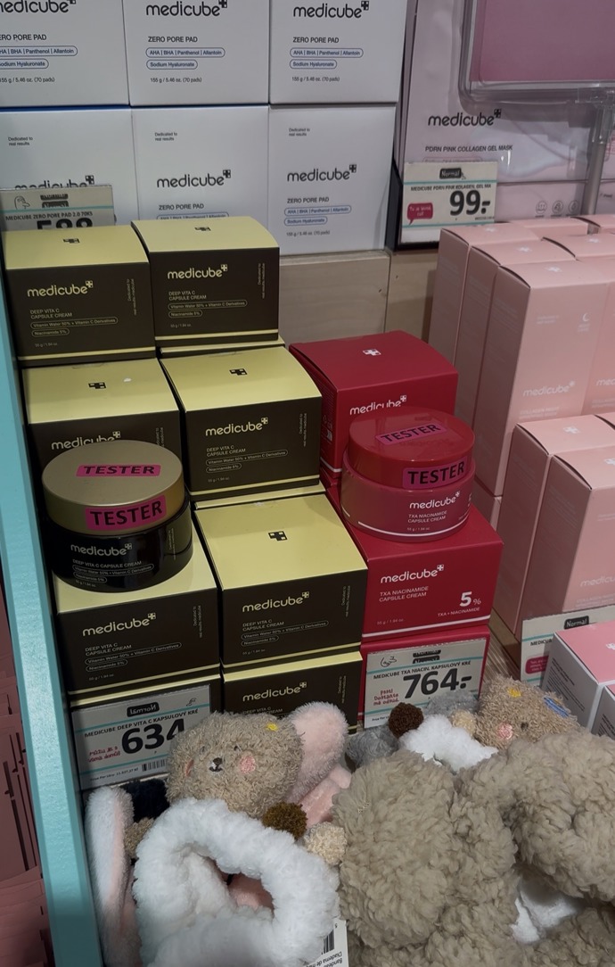 Zato trendy krémy můžete koupit výhodněji jinde. Ovšem většinou na eshopech. Tyto krémy jsem v klasických drogeriích nepotkala a tady si je můžete i vyzkoušet, což je další výhoda. Nezapomínejte u testerů vždy používat špachtle a nesahejte do nich rukou.