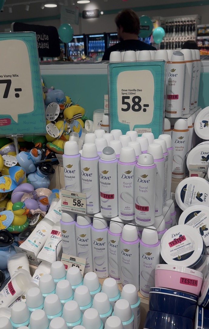 Začněme mapováním kosmetiky. Dove antiperspirant vyjde v NORMALu na 58 Kč, zatímco v drogeriích je jeho cena bez akce cca 80 Kč.