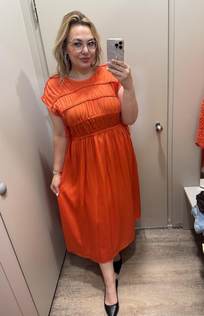 Krásné oranžové šaty M&S stojí ve výprodeji 1 199 Kč.
