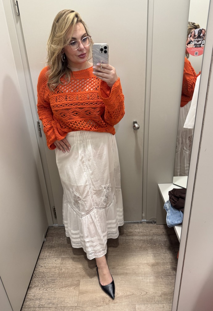 K výraznému svetříku můžete dát i lehoučkou bílou maxisukni, která ve výprodeji M&S vyjde na 599 Kč.