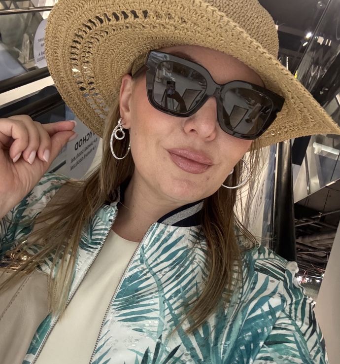 Šéfredaktorka Lifee Kristina si z výprodejů odnesla třeba tento klobouček, který stál původně 899 Kč, byl zlevněn na 499 Kč a s akcí 20% slevy na výprodejové kousky pro majitele věrnostní kartičky ji vyšel na 399 Kč.