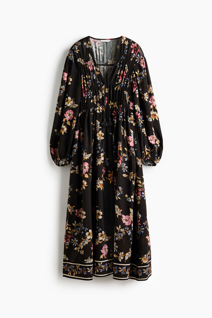 Šaty s potiskem a vázacím detailem, H&M, 999 Kč
