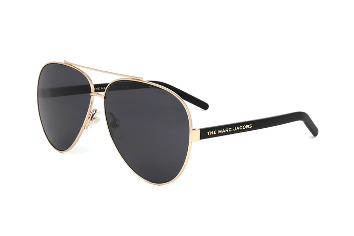 V letních dnech můžete přidat i elegantní sluneční brýle. Tento model je od značky Marc Jacobs a stojí 5490 Kč.