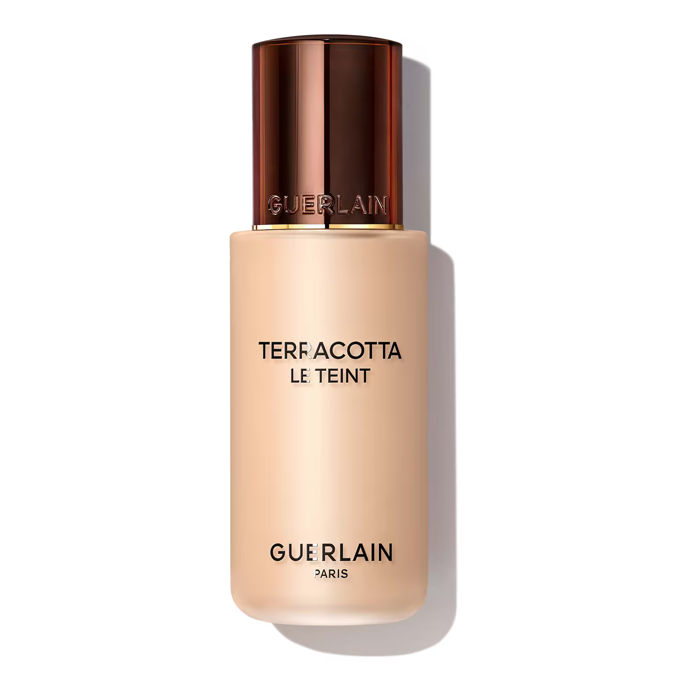 „Co se týká make-upu, u zralejší pleti jsem už nějakou dobu věrný značce Guerlain a řadě Terracotta. Mám rád jak matnou, tak glow verzi, protože mám pocit, že na pleti vypadají opravdu krásně,“ nechal se slyšet Pavel Kortan. Lehký rozjasňující make-up z této řady značky Guerlain pořídíte 1520 Kč.