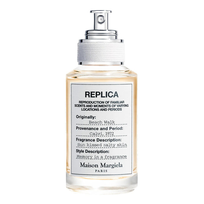 Toaletní voda Replica Beach Walk od značky Maison Margiela je jemná, přitom svěží vůně, na kterou vás naladí šťavnatý bergamot a citron okořeněný špetkou růžového pepře. Exotické květinové tóny ylang-ylang spolu s kokosovým mlékem a svěžestí vodního akordu Transluzone pak umocňují letní atmosféru toaletní vody. Sladkou hřejivost prázdnin podtrhují také dřevité tóny cedru, pižma a benzoinu. Vůni pořídíte od 1 790 Kč.