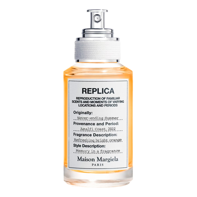 Toaletní voda Never Ending Summer od značky Maison Margiela je kořeněnou citrusovou vůní, která vás přenese do věčného léta italského Amalfi. Vytvořil ji parfumér Christophe Raynaud díky osvěžujícím citrusovým tónům a jedinečnému aromatu italského střiku. Akord Spritz se prolíná s hořkým pomerančem, s jeho kořeněnou, revitalizující vůní, připomínající čerstvě oloupaný pomeranč, a s živostí vetiveru. Toaletní voda je k mání od 1 790 Kč.