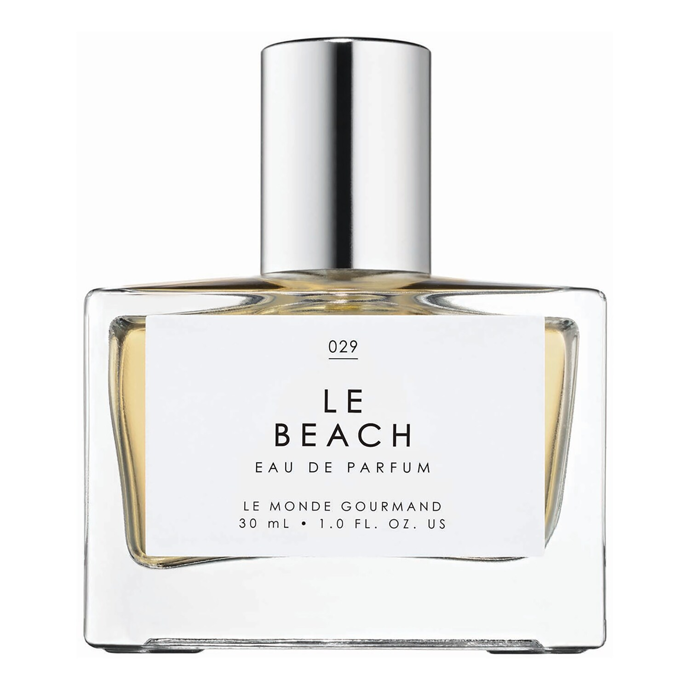 Parfémovaná voda Le Beach od Le Monde Gourmand představuje prosluněnou směs krémové kokosové vody, svěžího ylang-ylangu, zářivého jasmínu a snové vanilky. Parfém pořídíte za 790 Kč.