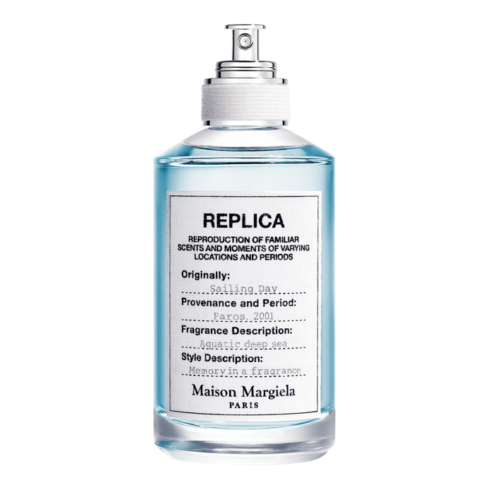Jestli vám už teď chybí svěžest hlubokého moře, zkuste toaletní vodu Replica Sailing Day od značky Maison Margiela. Tato svěží vůně vytvořená ve vodním akordu ze dřeva a jantaru je oživená esencí červených mořských řas. Seženete ji od 1 790 Kč.