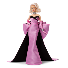Šaty panenky Barbie jsou v jemnějším odstínu růžové než původní předloha.