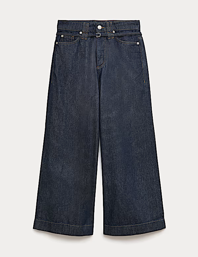 Tmavomodrý denim vypadá o poznání luxusněji než světlejší varianty. Střih culottes pak dodává moderní nádech. Tato džínová kalhotová sukně s vysokým pasem a širokými nohavicemi je z nabídky značky Marks&Spencer a seženete ji za 1 299 Kč.
