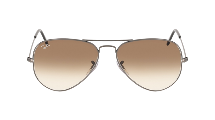 Trendy a zároveň elegantní akcent outfitu dodají sluneční brýle pilotky. Tyto má v nabídce značka Ray-Ban za 2490 Kč