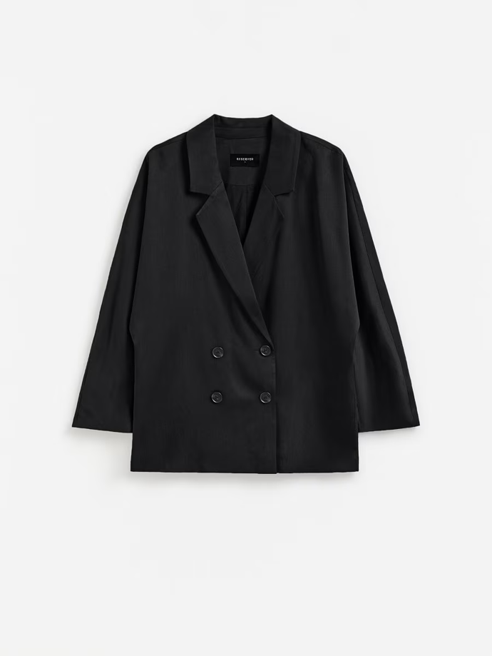 Oversize sako, jaké prodává například značka Reserved za 1 399 Kč, najde široké využití v šatníku každé ženy.