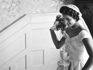 Jacqueline Kennedy ve svatebních šatech o Anne Lowe Jacqueline Kennedy ve svatebních šatech o Anne Lowe