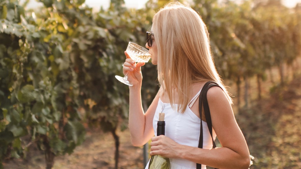 Blond v odstínu šampaňského je jemná, přirozená a krásně rozjasňuje obličej. 