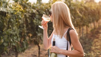 Blond v odstínu šampaňského je jemná, přirozená a krásně rozjasňuje obličej. 