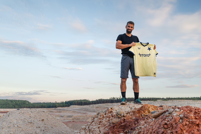 Hlavní postavu v klipu ztvárnil úspěšní český horolezec Martin Stráník.