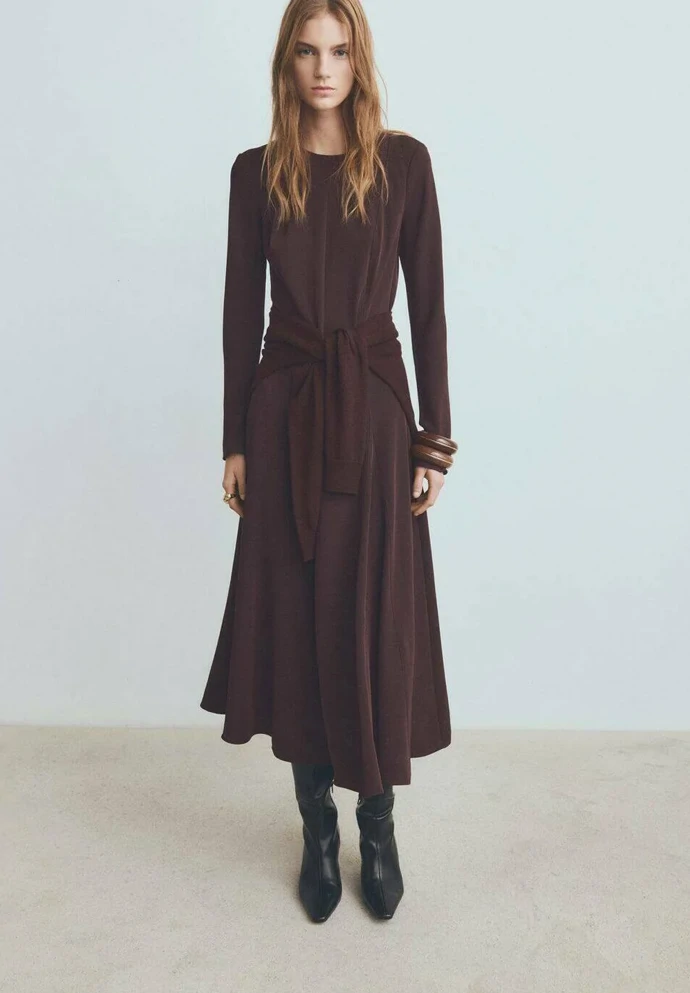 Šaty Mango, 799 Kč (původně 1 599 Kč), prodává Zalando
