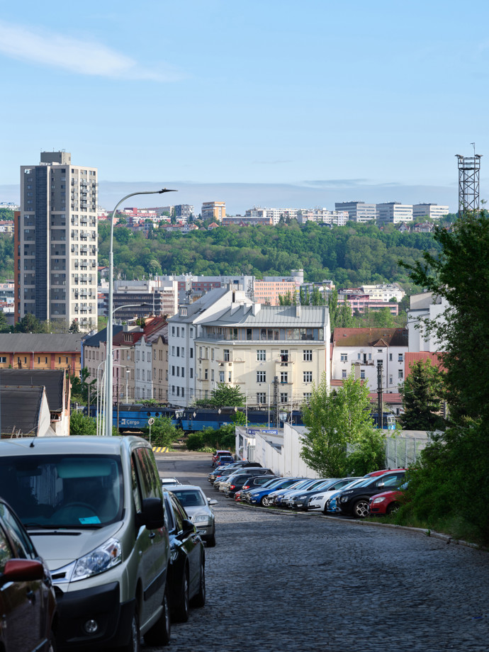 Na střeše činžáku ve Vysočanech vznikly čtyři byty. Starý krov zůstal součástí interiéru Na střeše činžáku ve Vysočanech vznikly čtyři byty. Starý krov zůstal součástí interiéru